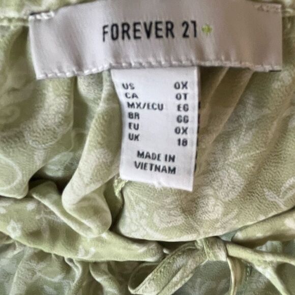 𝅺Forever 21 tiered Sage green patterned top with keyhole front and tie sz 0X - Picture 8 of 11